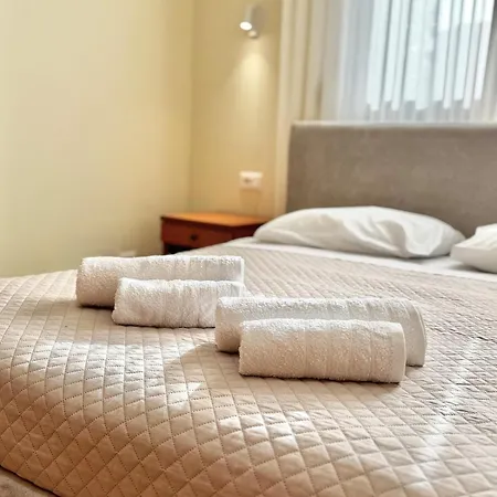 Large In Apartman Golem