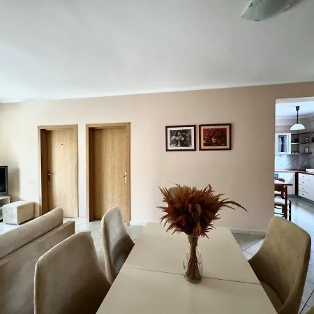 Large In Appartement Golem (Tirana)